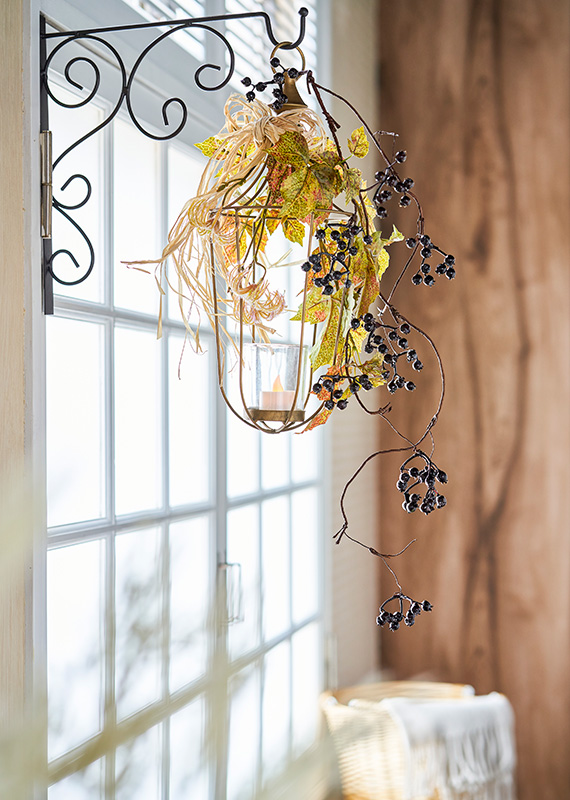 【今月のちょこウォール】アーティフィシャルフラワー（造花）とゴールドランタンで深まる秋のインテリア