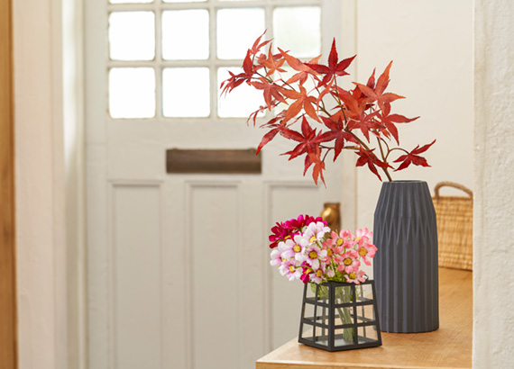 アーティフィシャルフラワー（造花）の紅葉で秋の玄関を彩る